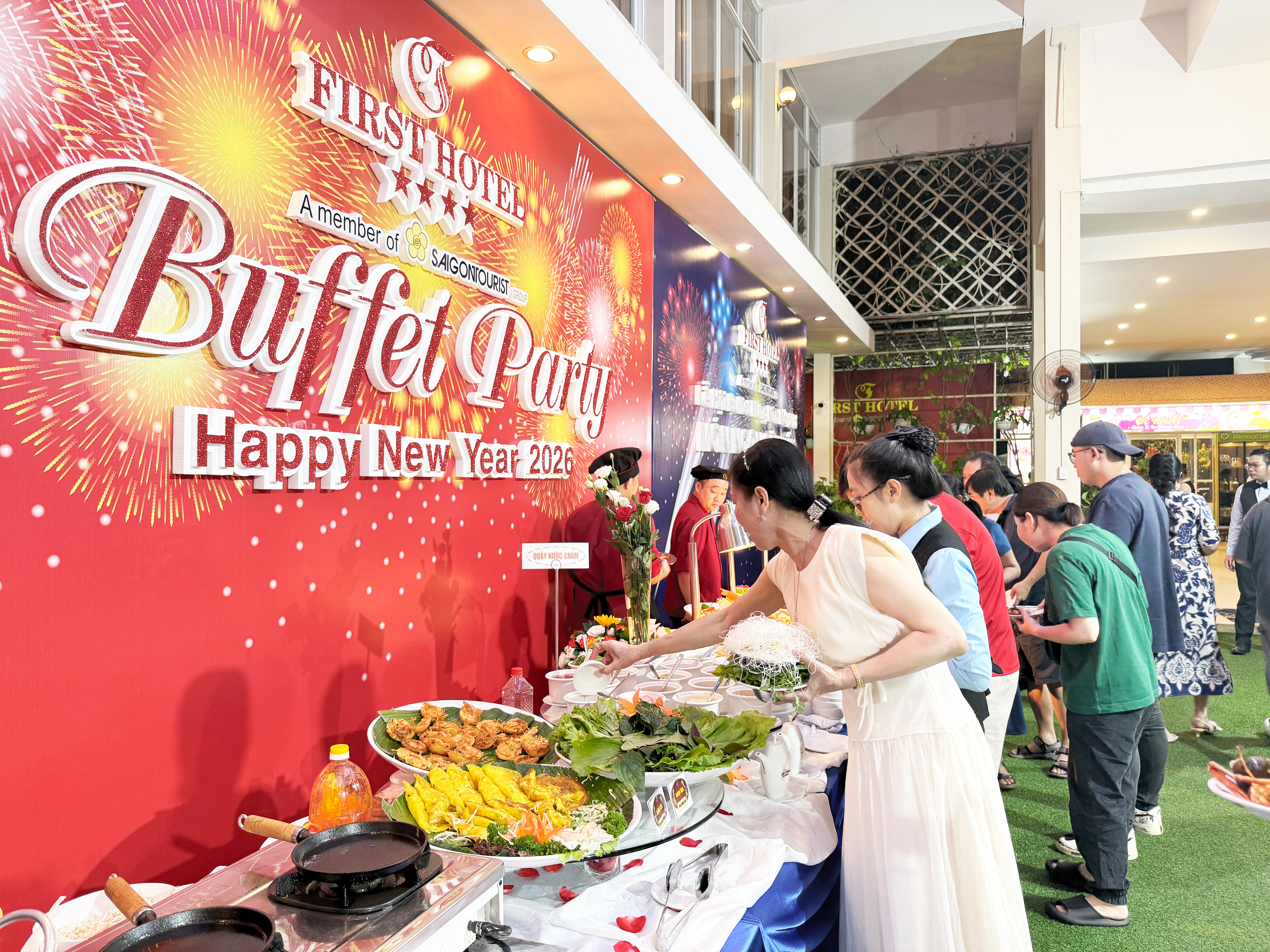 Tiệc buffet hồ bơi