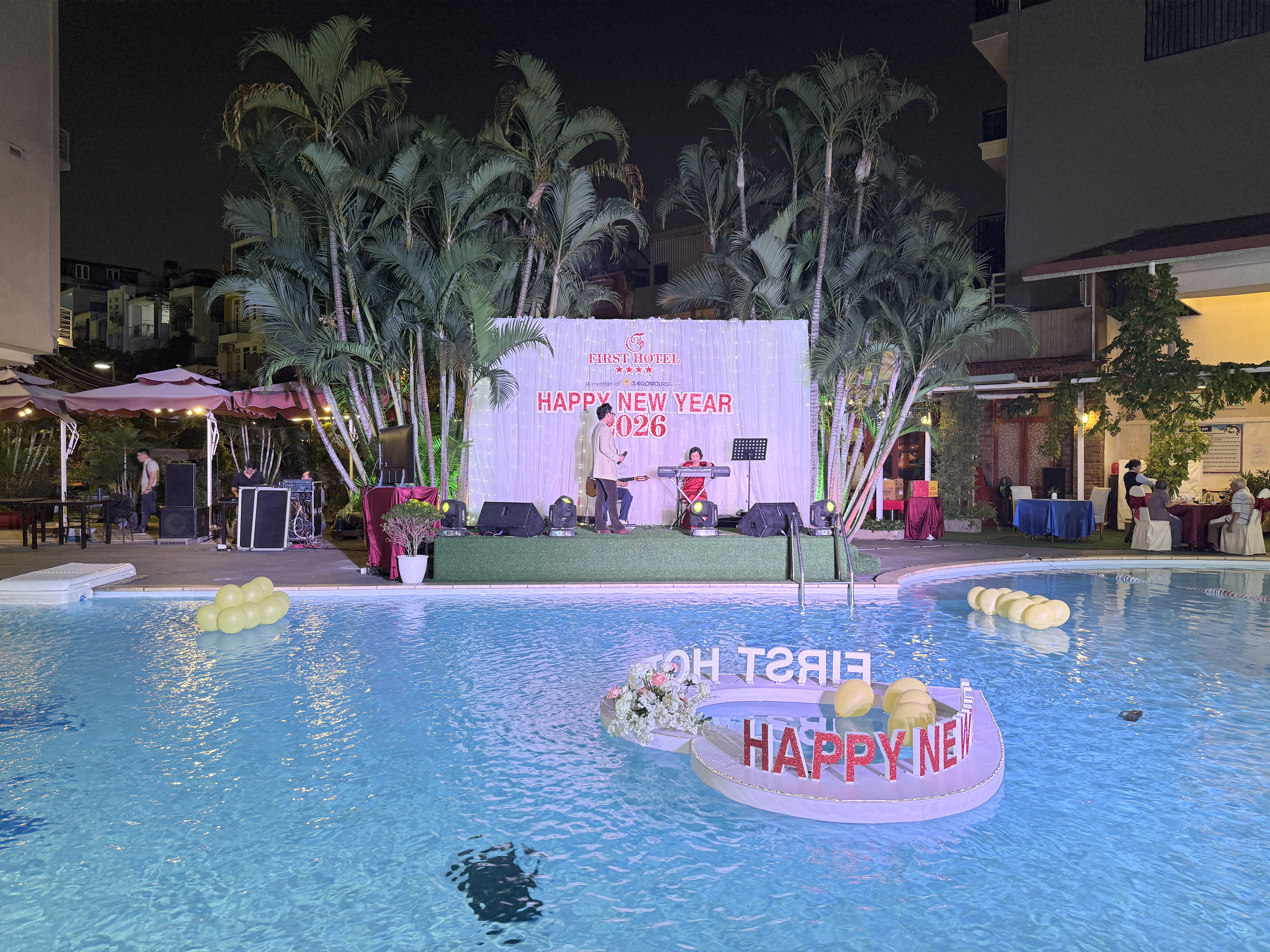 Tiệc buffet hồ bơi